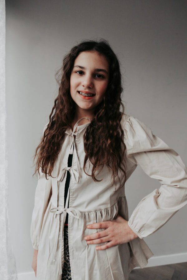 Beige blouse met strikjes